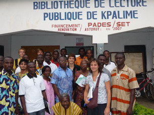 Animateurs et volontaires devant la bibliothèque municipale de
Kpalimé. En bleu au centre, Koffi Degboevi, président de
L.I.R.E.